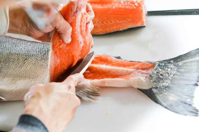 salmón cortado a mano