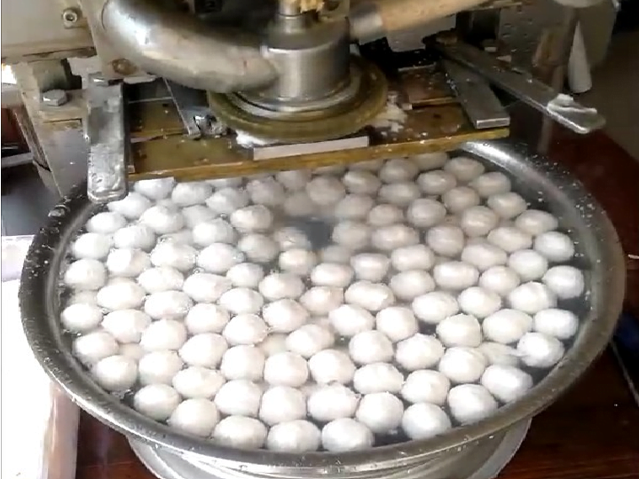 Producing meatballs